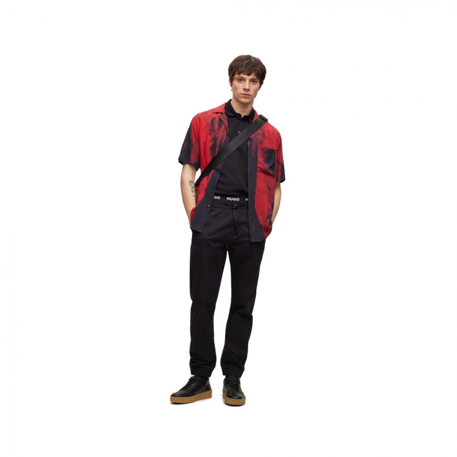 polo-slim-fit-de-pique-de-algodon-con-etiqueta-con-logo-roja