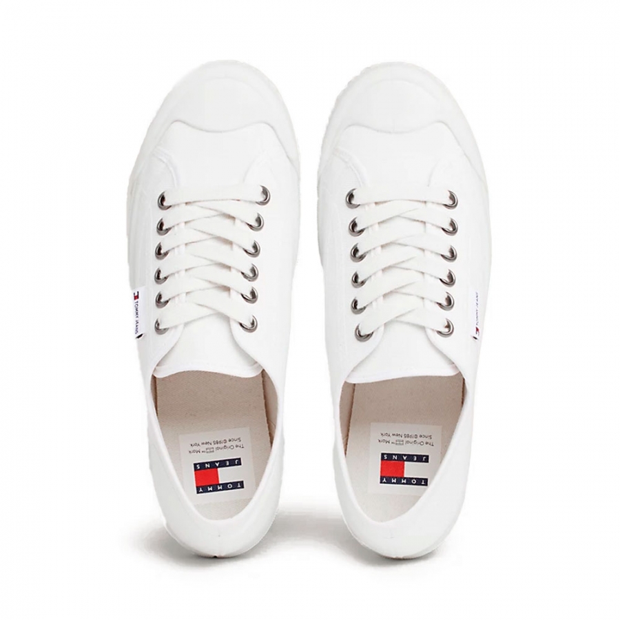 canvas-sneakers-mit-schnuren-und-logo