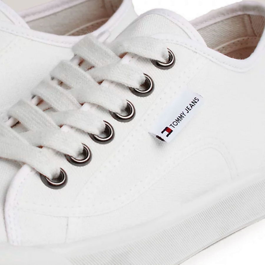 canvas-sneakers-mit-schnuren-und-logo