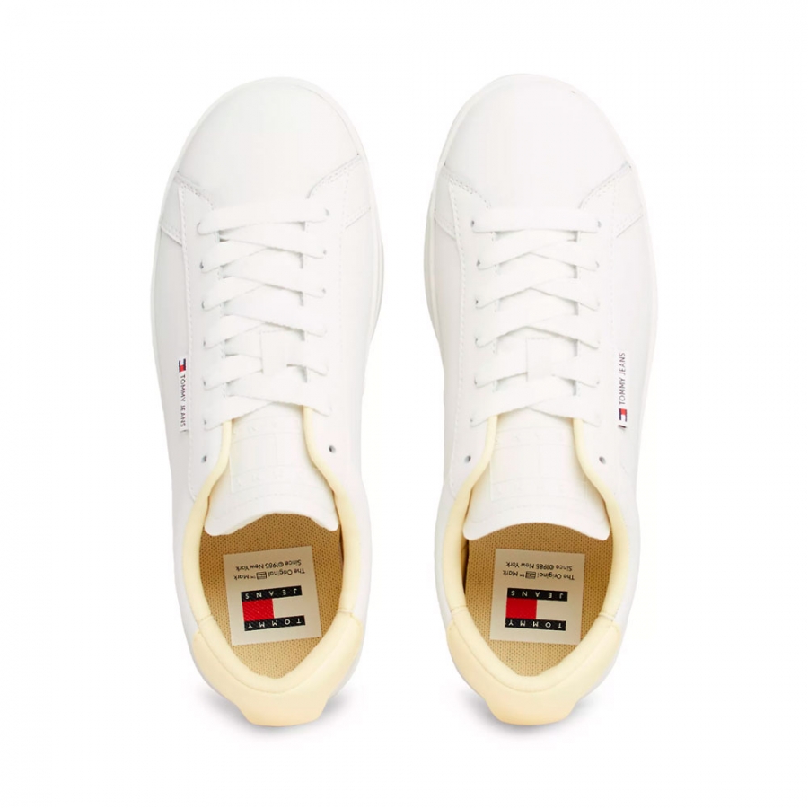 sneakers-basses-en-cuir-avec-patch