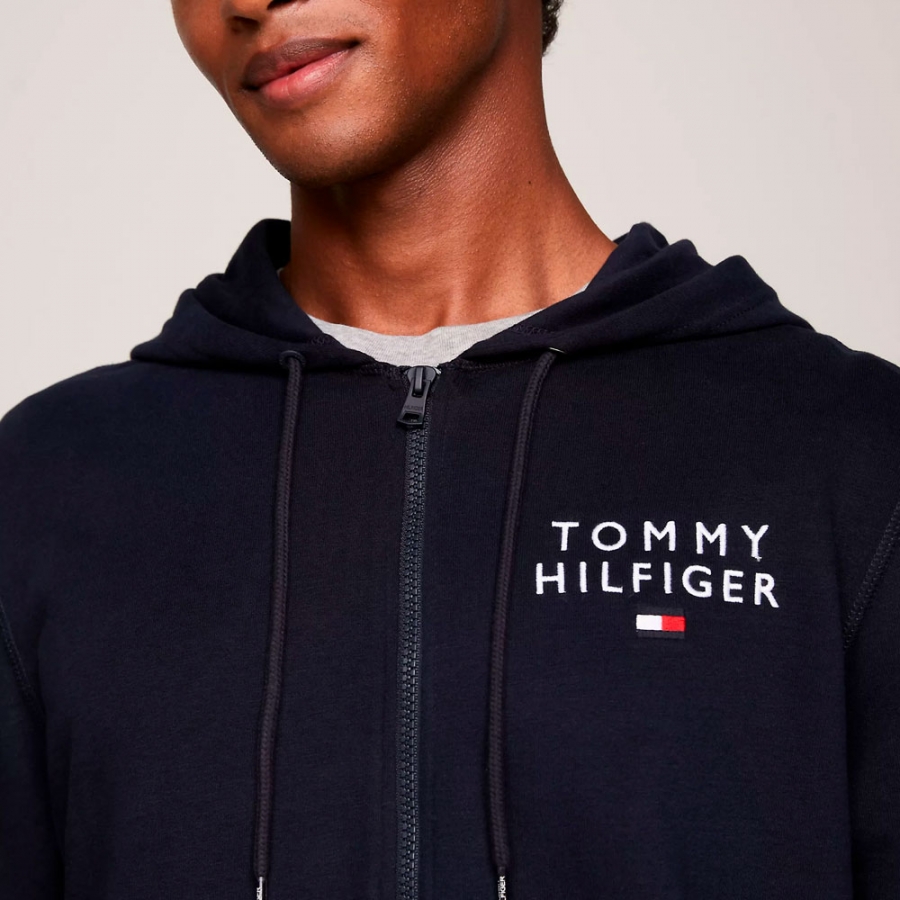 sweatshirt-mit-kapuze-und-logo