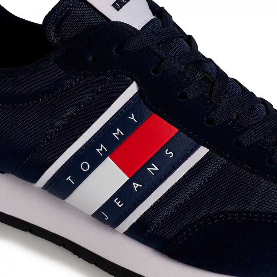 lassige-laufsneakers-mit-logo