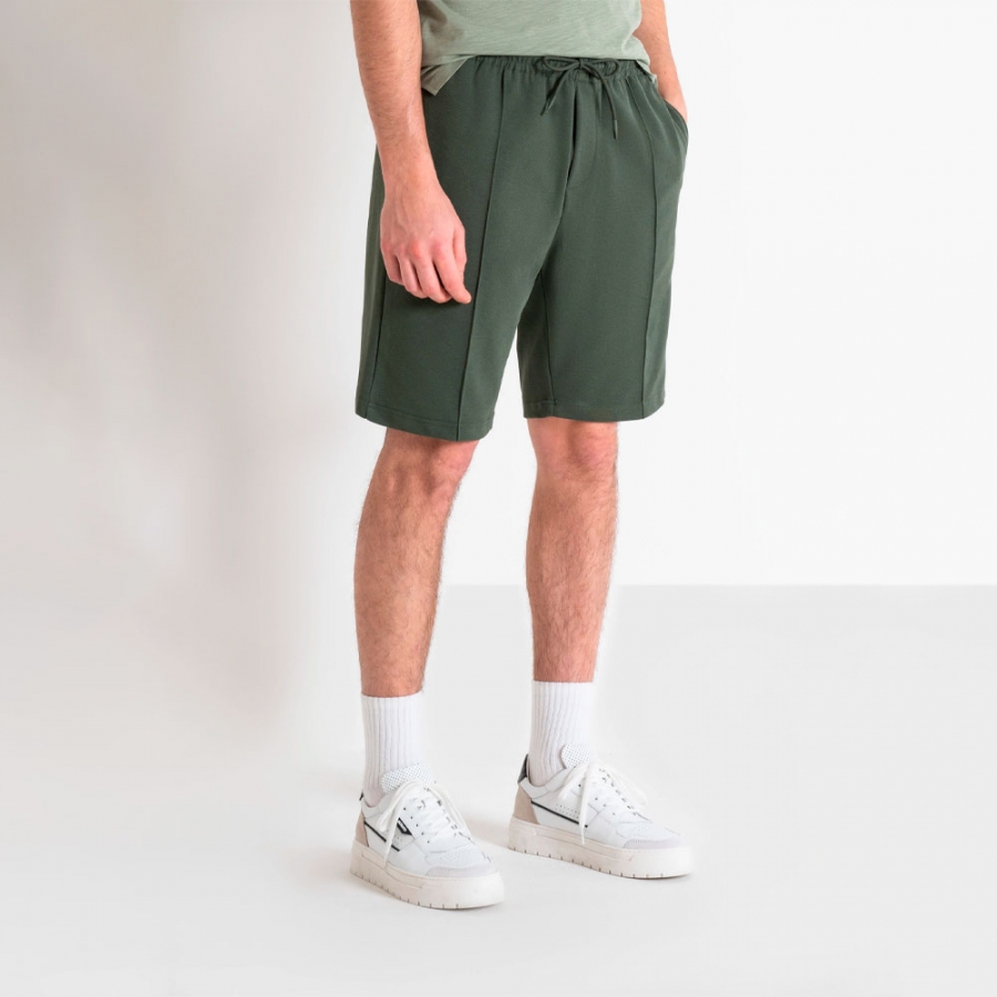 carrot-cut-gabardine-shorts-with-logo-plate