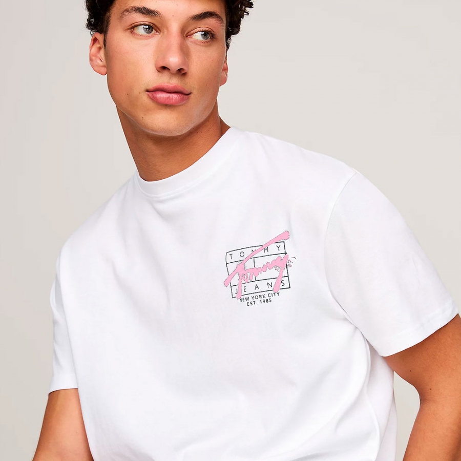 t-shirt-mit-markantem-logo-im-graffiti-stil