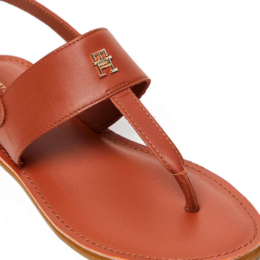 flache-sandalen-mit-riemen-und-monogrammplatte