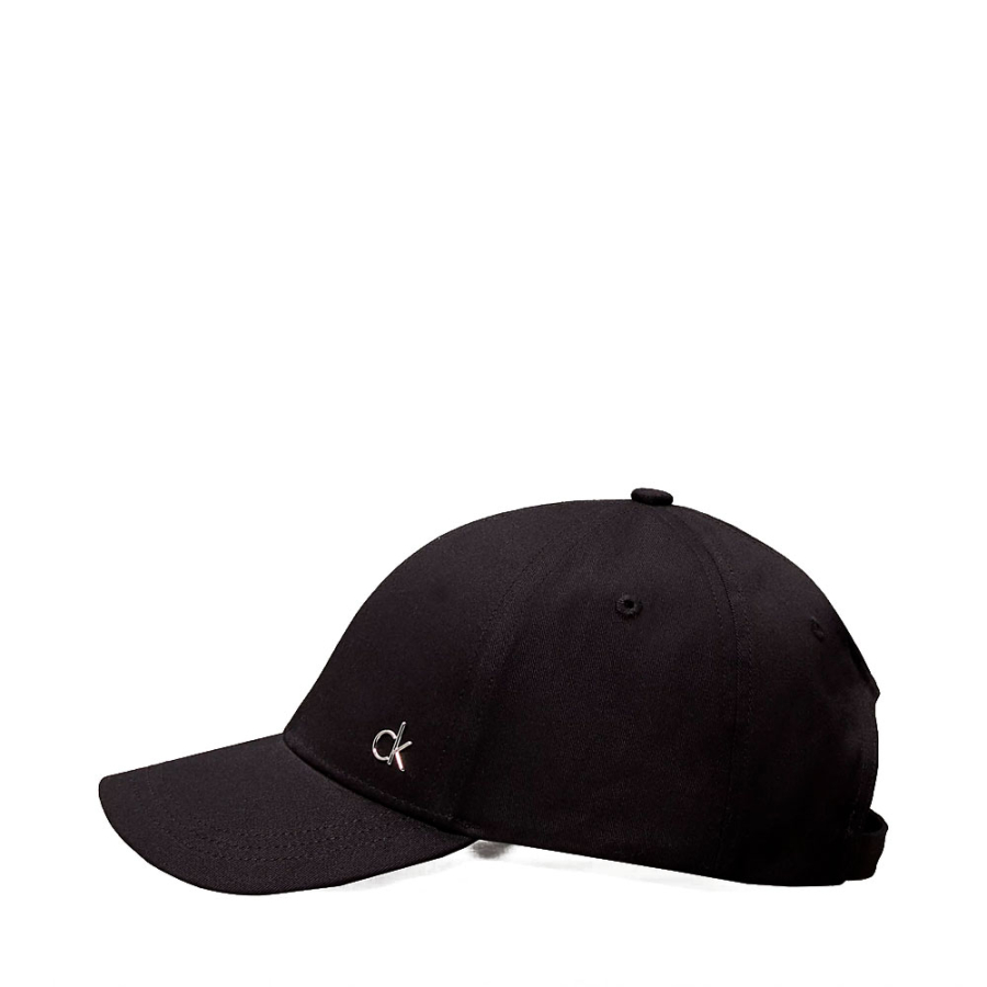 gorra-de-sarga-con-logo-metalico