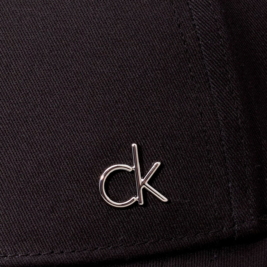 twill-cap-with-metal-logo