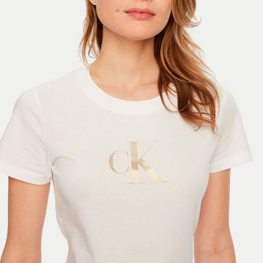 schlankes-t-shirt-mit-monogramm