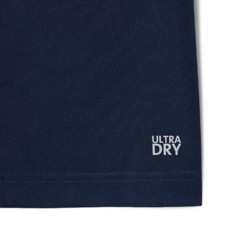 polo-deportivo-con-estampado-de-marca-ultra-dry