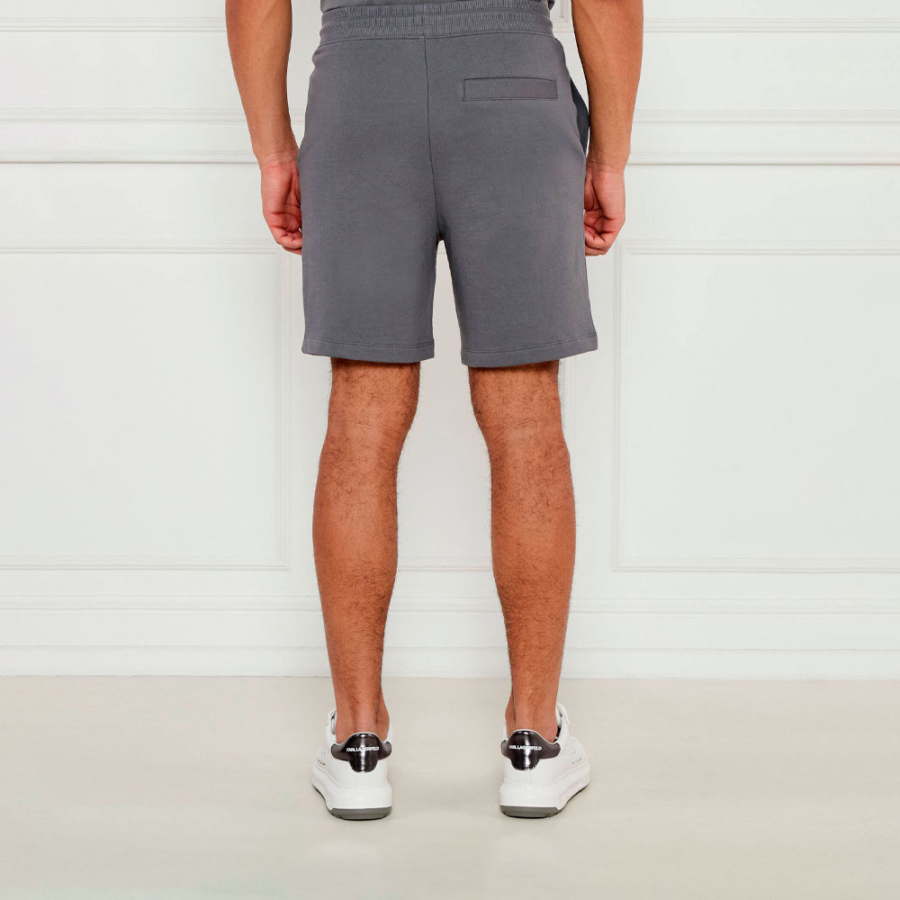 shorts-mit-rotem-logoetikett