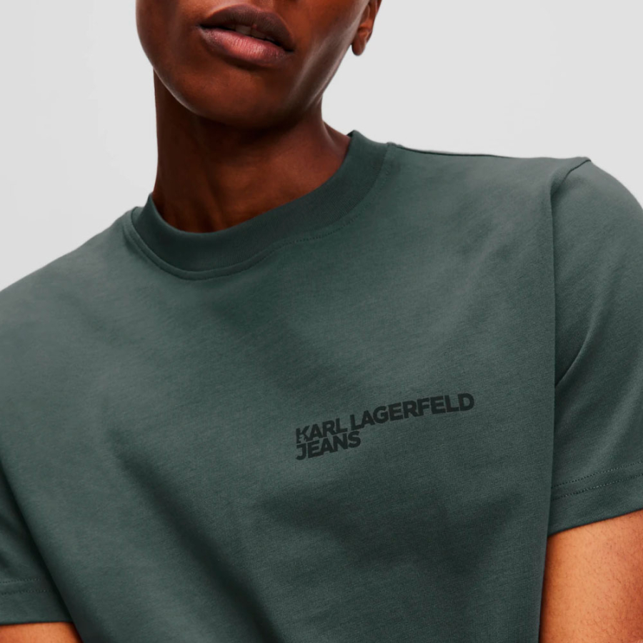 camiseta-cenida-con-logotipo